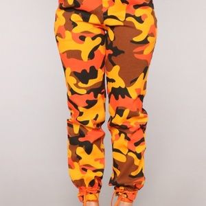 Fashion Nova Cargo Pants - Orange Camo SIZE M